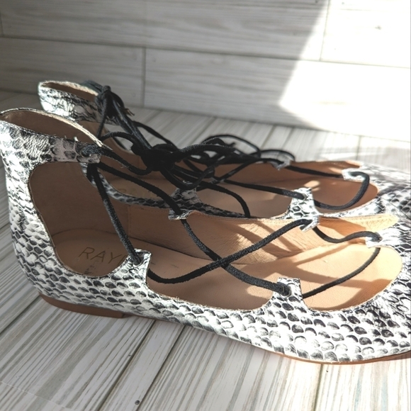 Raye Anthropologie Pointed Toe Leather Ballet Flats in White & Black Python Sz 9 - Picture 8 of 11